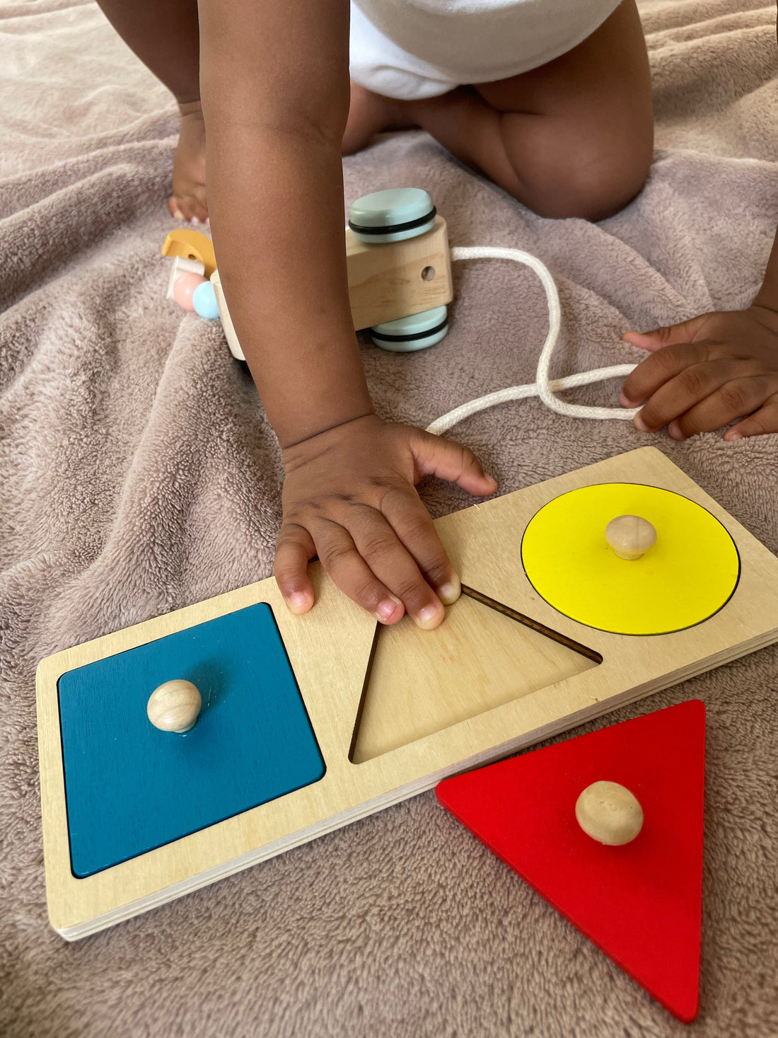 Bien choisir les jouets d’éveil vraiment utiles de 0 à 12 mois